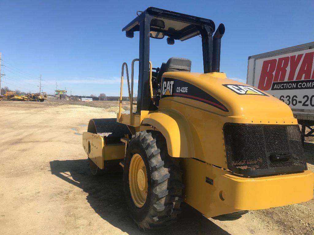 2005 CATERPILLAR CS-433E