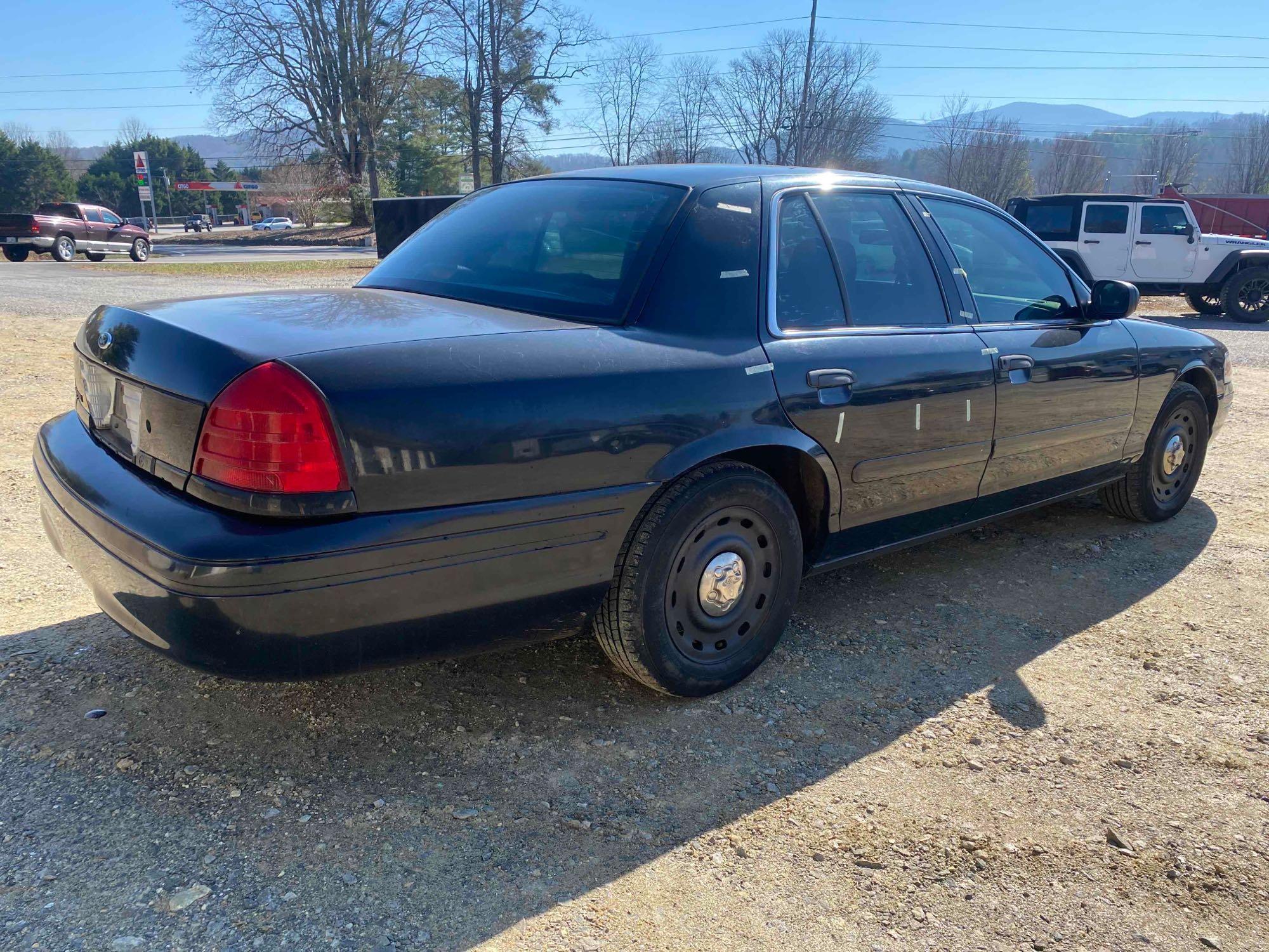 2004 Ford Crown Victoria Passenger Car, VIN # 2FAFP71W24X156605