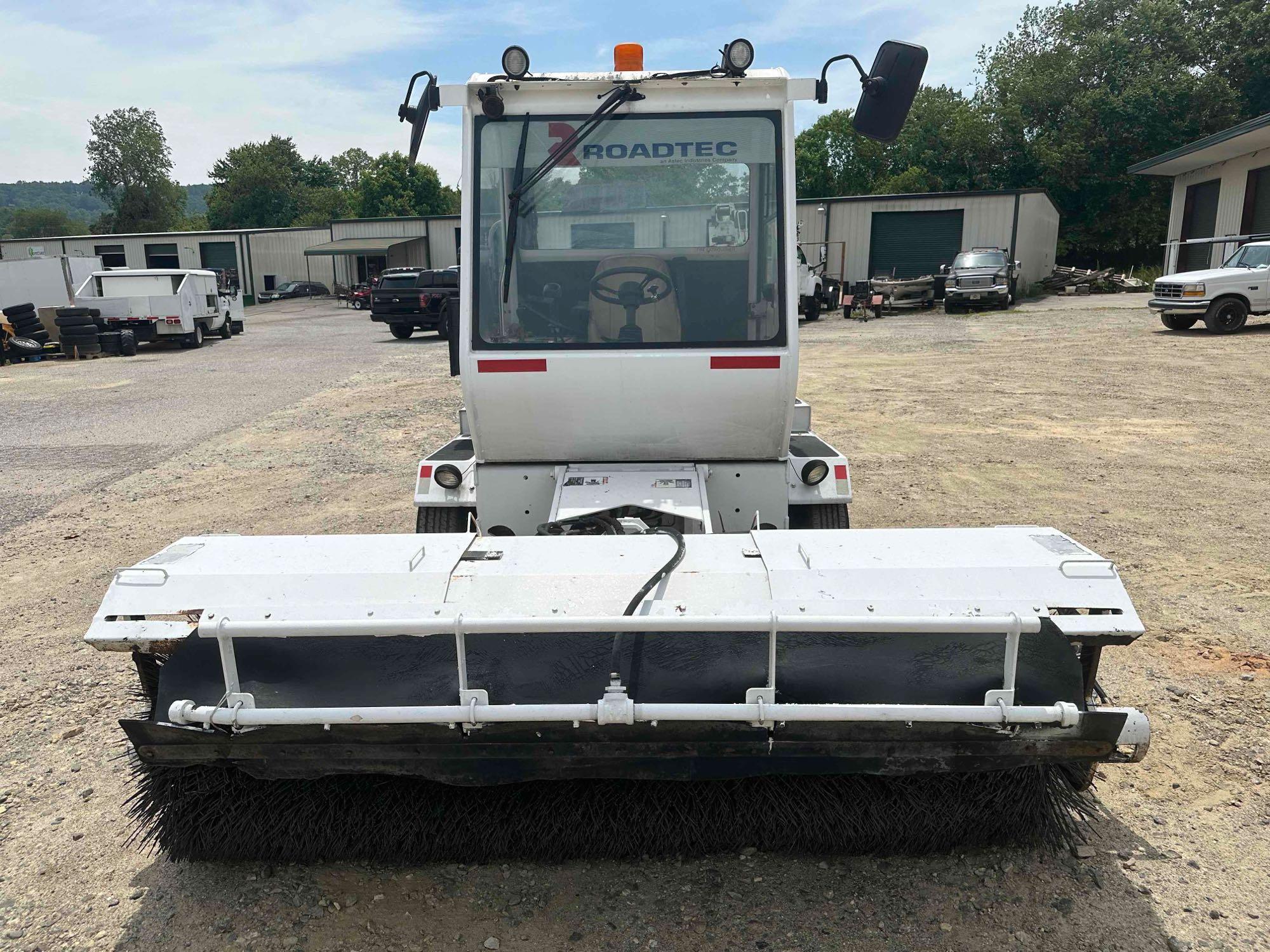 ROADTEC FB-100 Sweeper