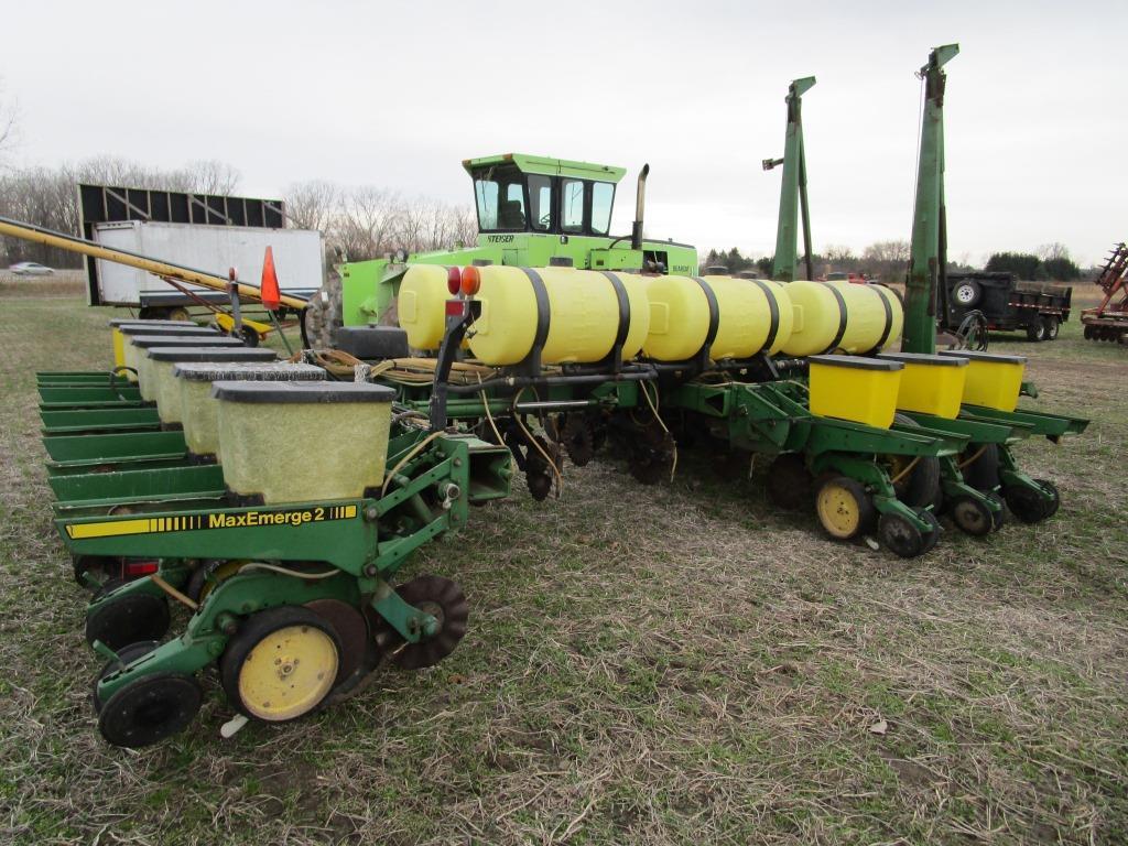 157-1    John Deere 7200 12R30 Planter