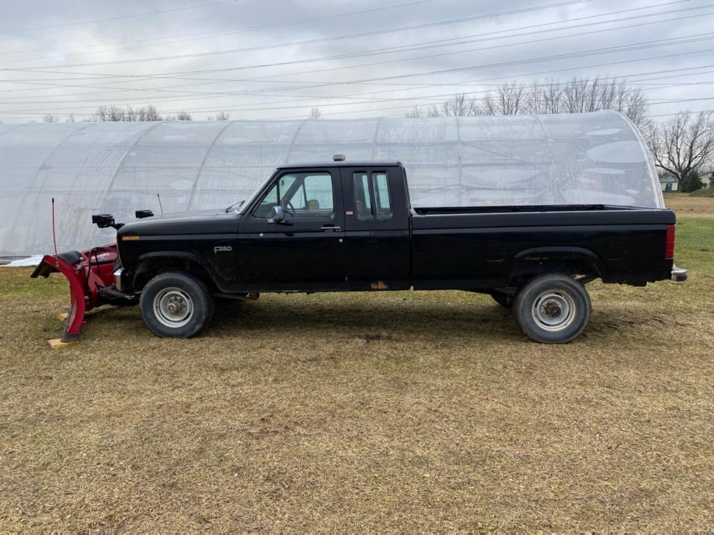 1986 Ford F-250 4x4 w/ 9’2” Boss V Plow