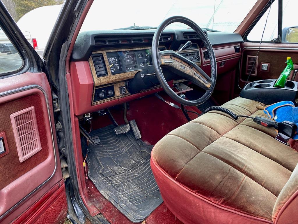 1986 Ford F-250 4x4 w/ 9’2” Boss V Plow