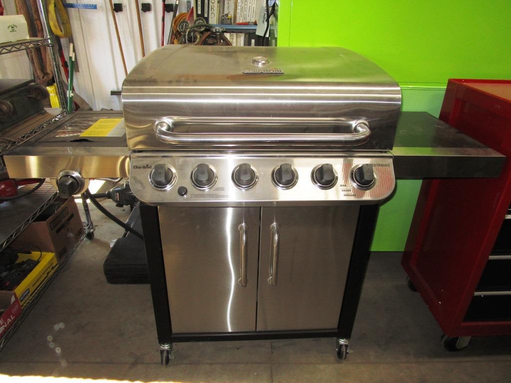 99-443 NEW Char Broil Gas Grill