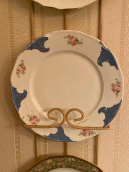 Hanging Plate Rack With Three Vintage Plates