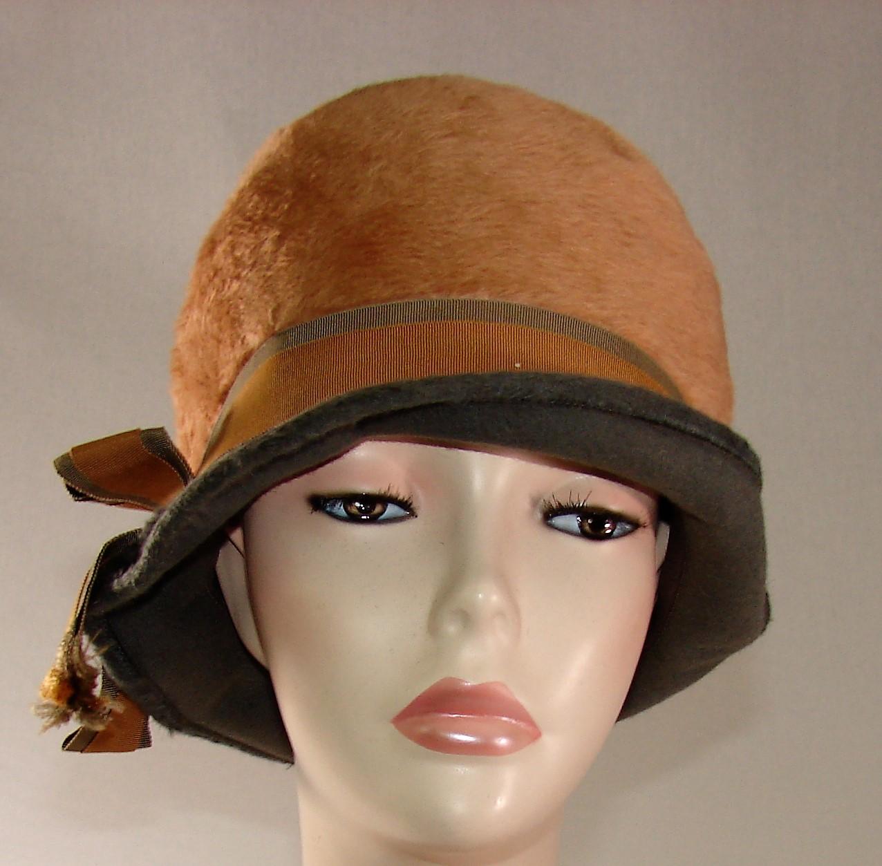 Vintage Ladies 1920s Grey And Blonde Brushed Felt Cloche With Grosgrain Two Tone Ribbon