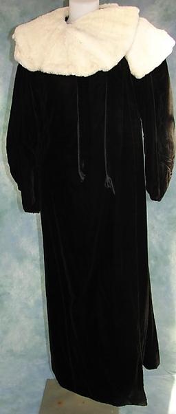 Vintage Ladies 1920s Black Velvet And Fur Opera Cloak With White Mink Collar