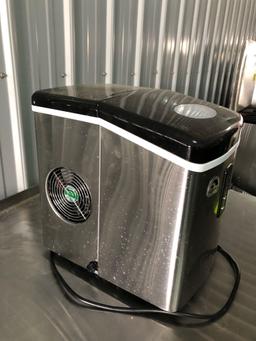 Igloo countertop ice machine
