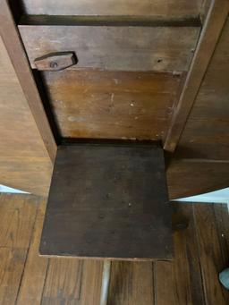 1850s American Country Walnut Tilt Top Table