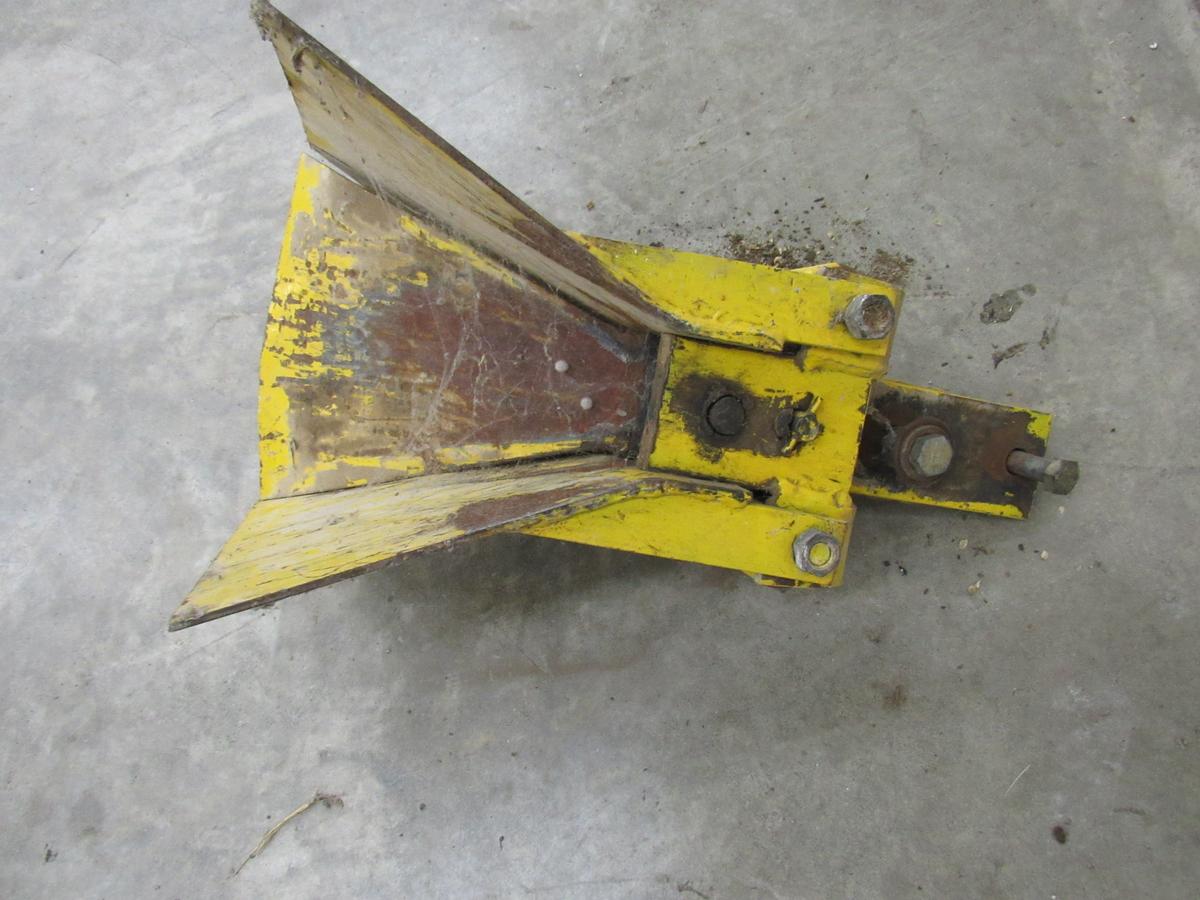 Quick attach silage wagon hitch