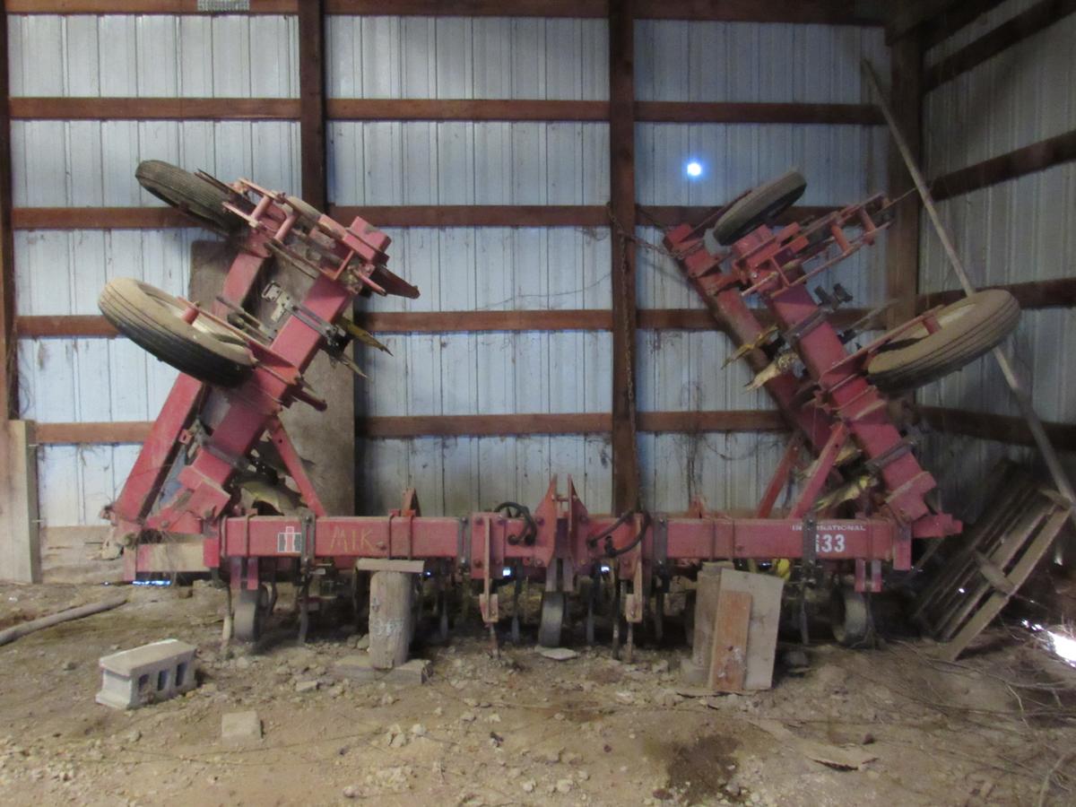 IH 133 Cultivator 8-30 & shields, hyd fold Danish tine