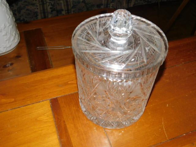 Covered Candy Dish, 10 T w/handle