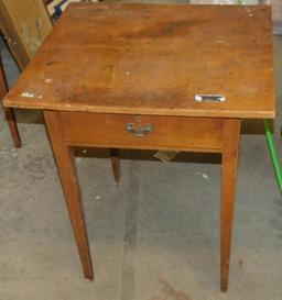 ANTIQUE MAPLE SIDE TABLE WITH ONE DRAWER AND TAPER LEGS