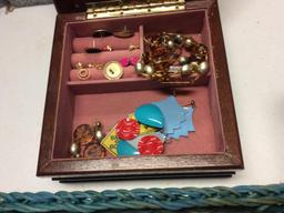 LOT WITH JEWELRY, BEADS