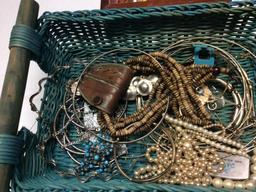 LOT WITH JEWELRY, BEADS