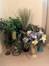 LOT OF VASES/PLANTERS WITH FLORAL AND GREENERY ARRANGEMENTS, VARIOUS SIZES