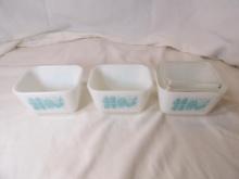 LOT OF (3) SMALL PYREX AMISH BUTTER PRINT REFRIGERATOR DISHES. LOT ALSO INCLUDES ONE LID. APPROX 3 X