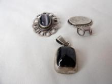 LOT OF (3) VINTAGE STERLING PENDANTS INCLUDING TAXCO AGATE, TAXCO BEACH ONYX AND TRAILAND MONOGRAM
