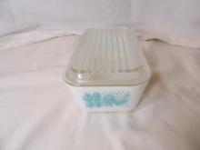 PYREX AMISH BUTTER PRINT REFRIGERATOR DISH WITH LID. APPROX 3 X 3.5 X 6"