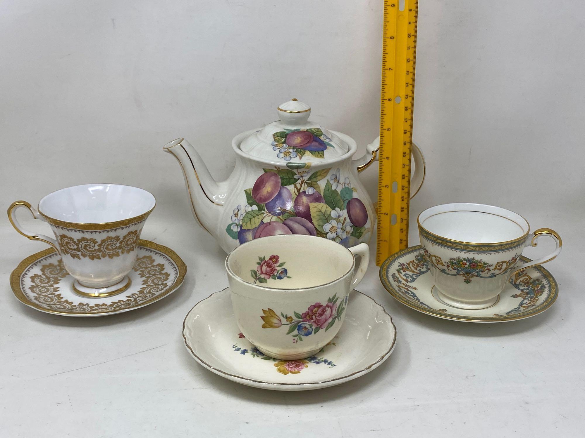 Tea Service: Pot, Cups, Saucers