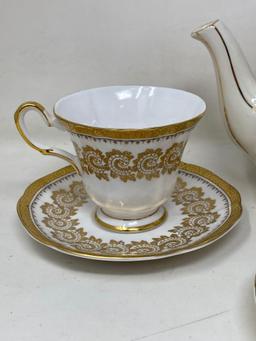 Tea Service: Pot, Cups, Saucers