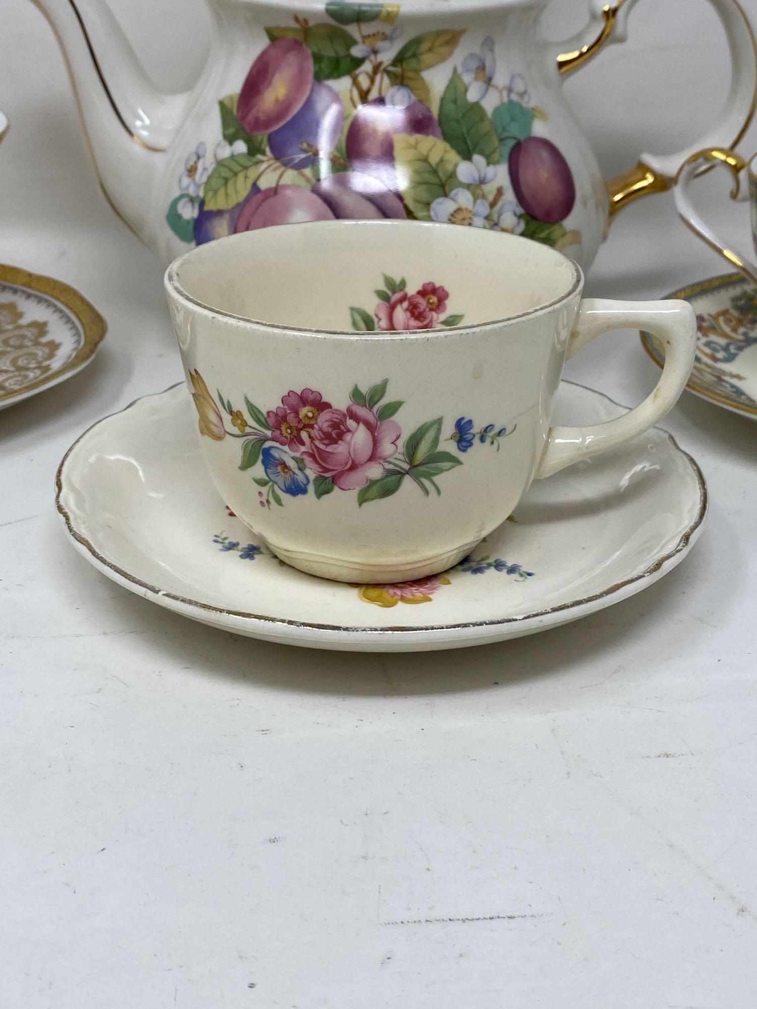 Tea Service: Pot, Cups, Saucers