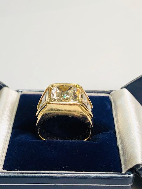 18KT YELLOW GOLD 5.06CT GIA CERTIFIED DIAMOND RING WITH TRAPEZOID CUT SIDE DIAMOND SETTING