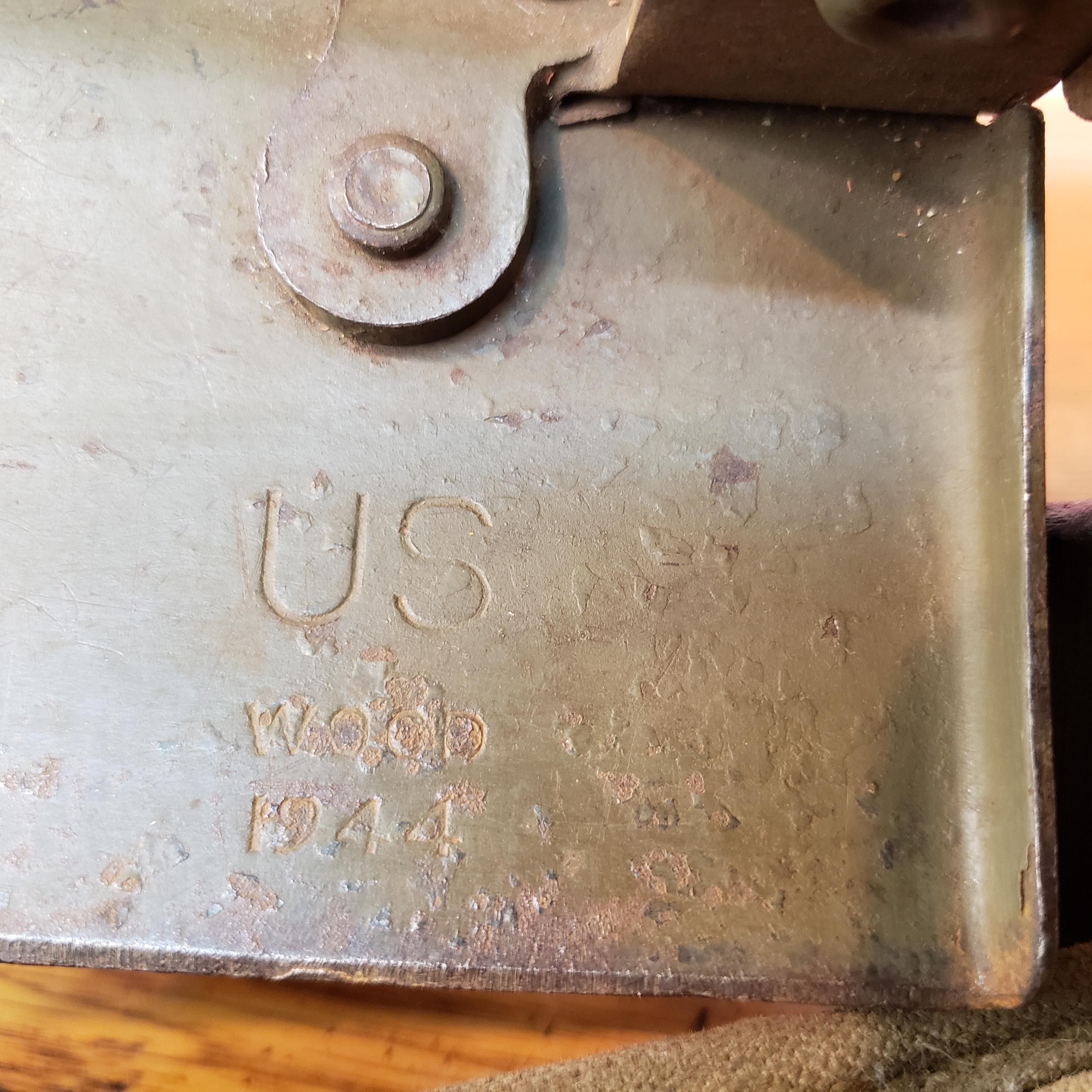 WWII US FOLDING SHOVEL DATED 1944 WITH COVER