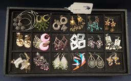 TRAY OF FASHION JEWELRY EARRINGS