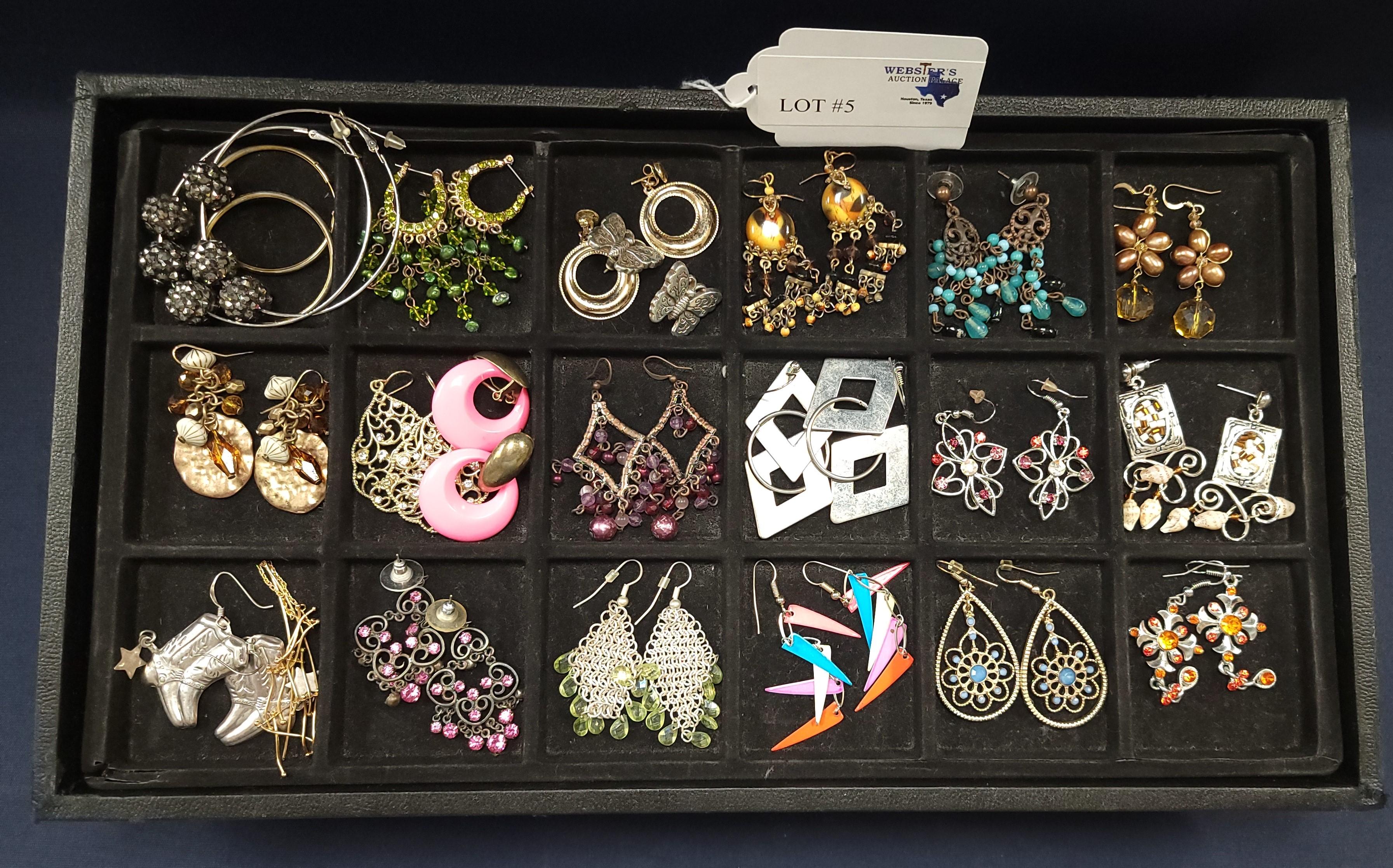 TRAY OF FASHION JEWELRY EARRINGS