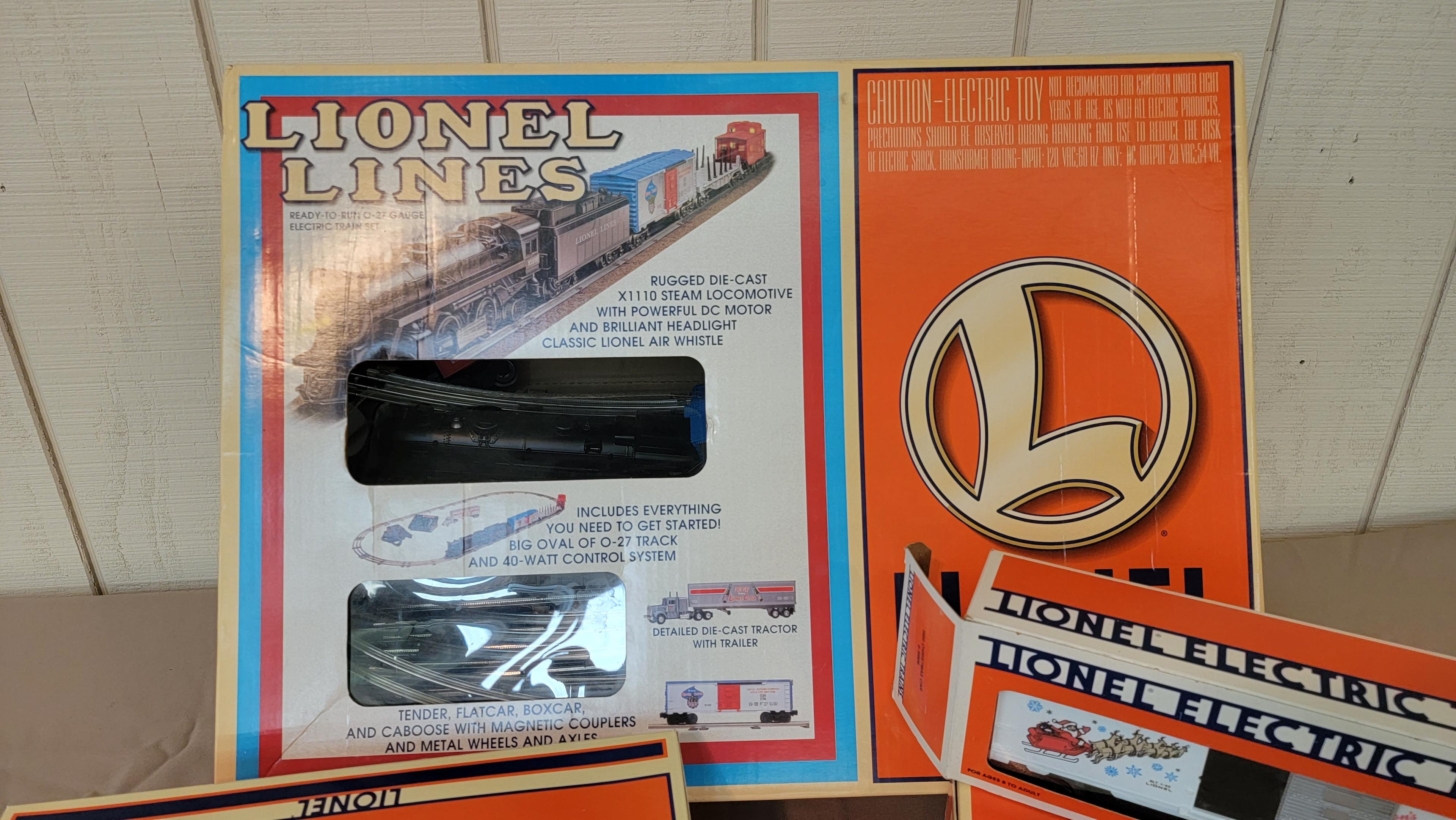 LOT OF LIONEL TRAIN CARS AND TRAIN SET