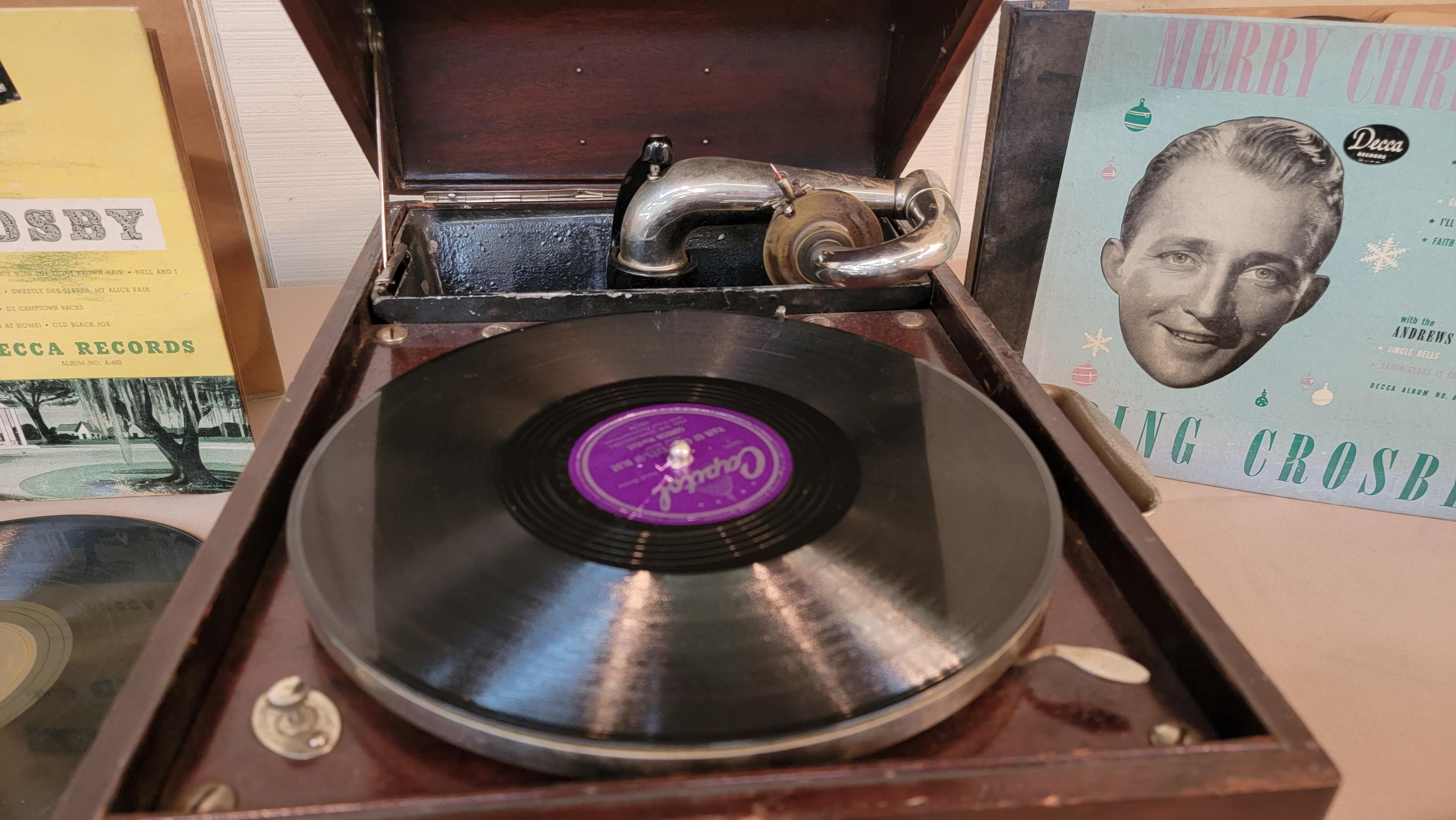 ANTIQUE VICTROLLA VIII WITH RECORDS IN WORKING CONDITION