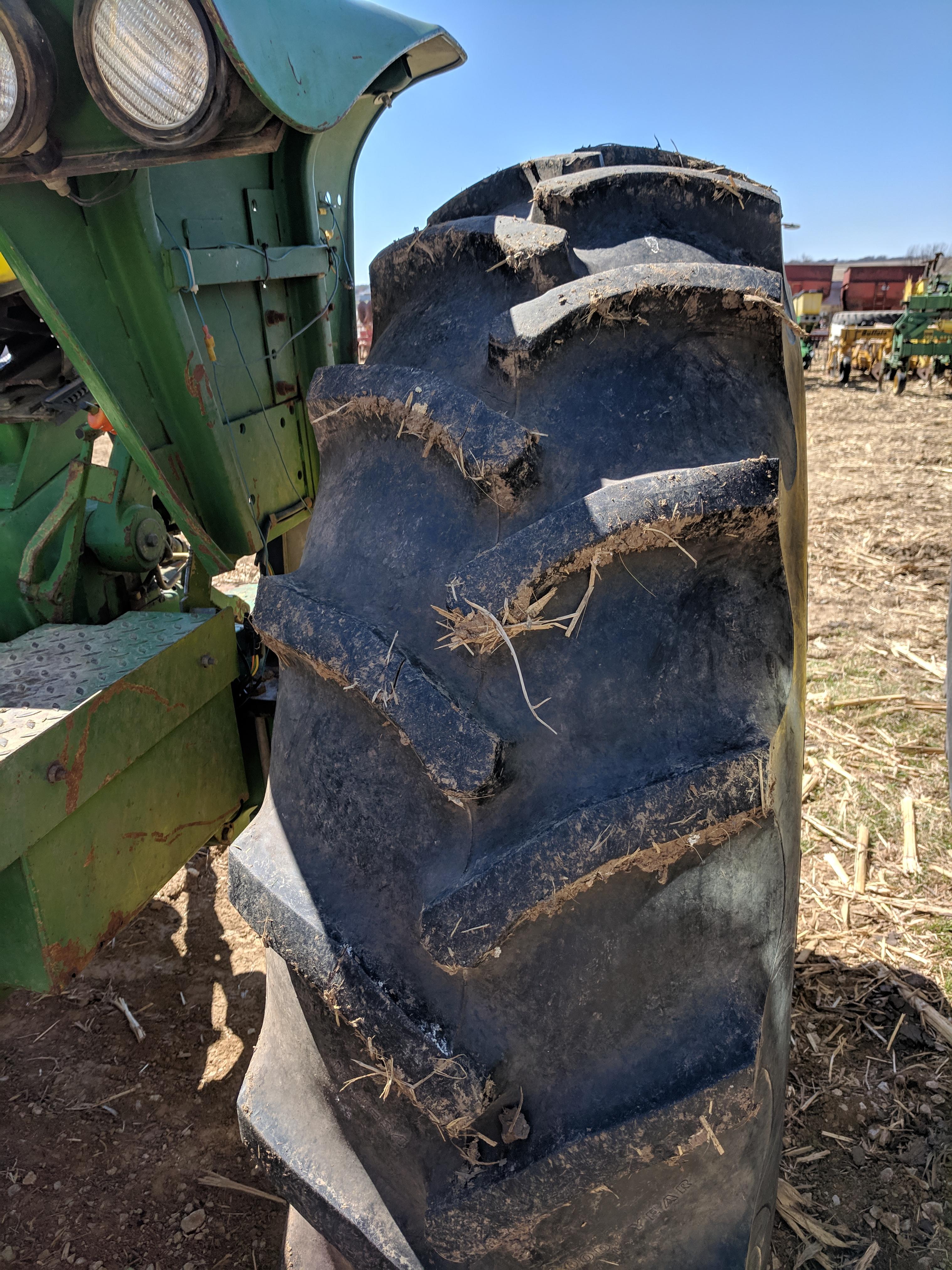 John Deere 2955 Utility Tractor