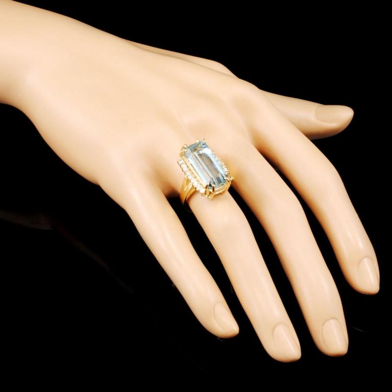 14K Gold 9.51ct Aquamarine & 0.50ctw Diamond Ring