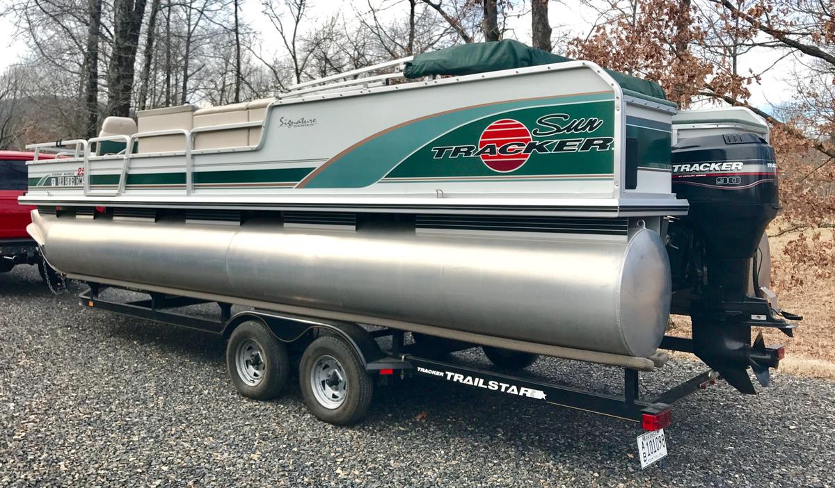 1999 Sun Tracker 25’ Fishing/Party Barge