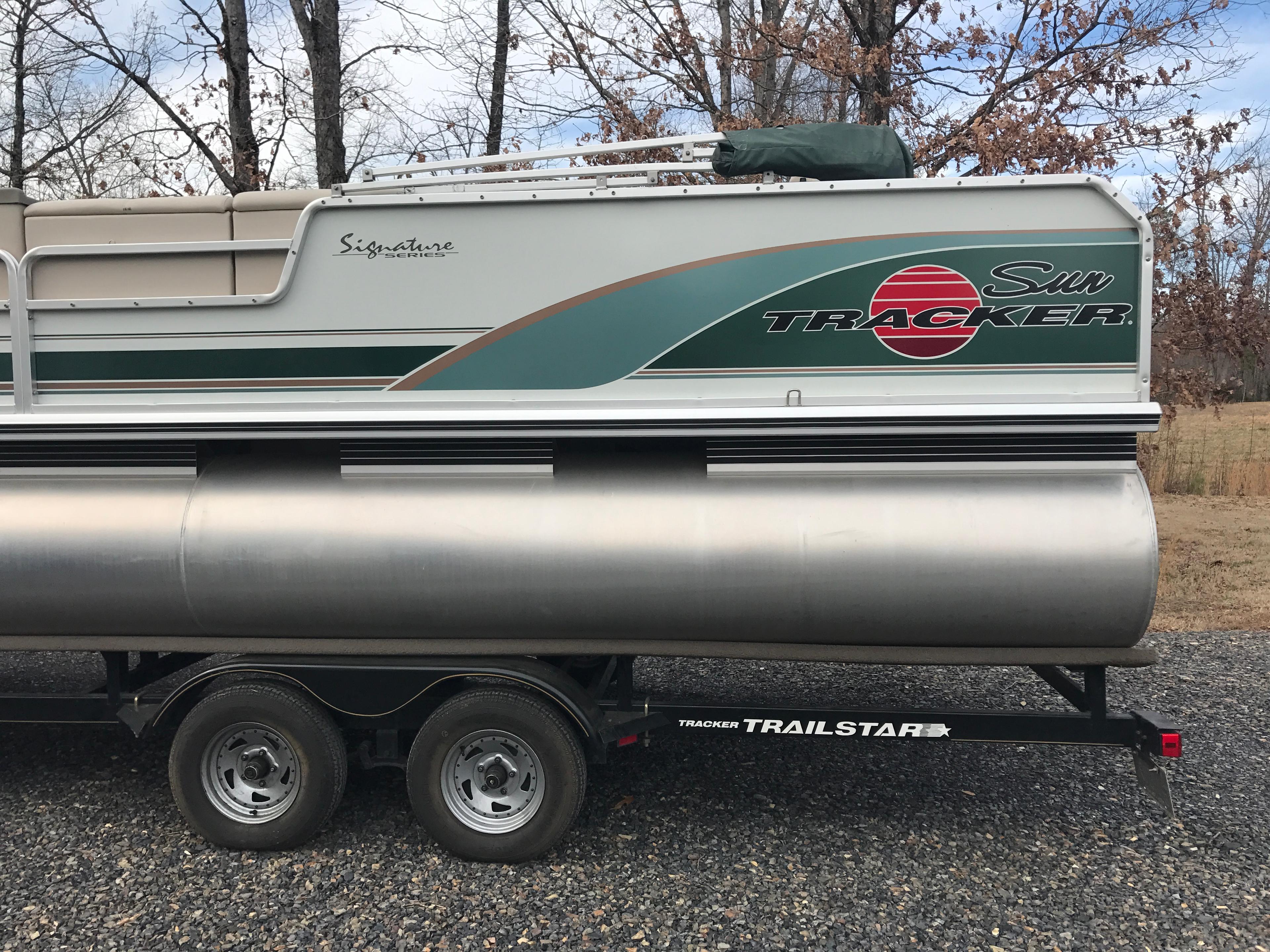 1999 Sun Tracker 25’ Fishing/Party Barge