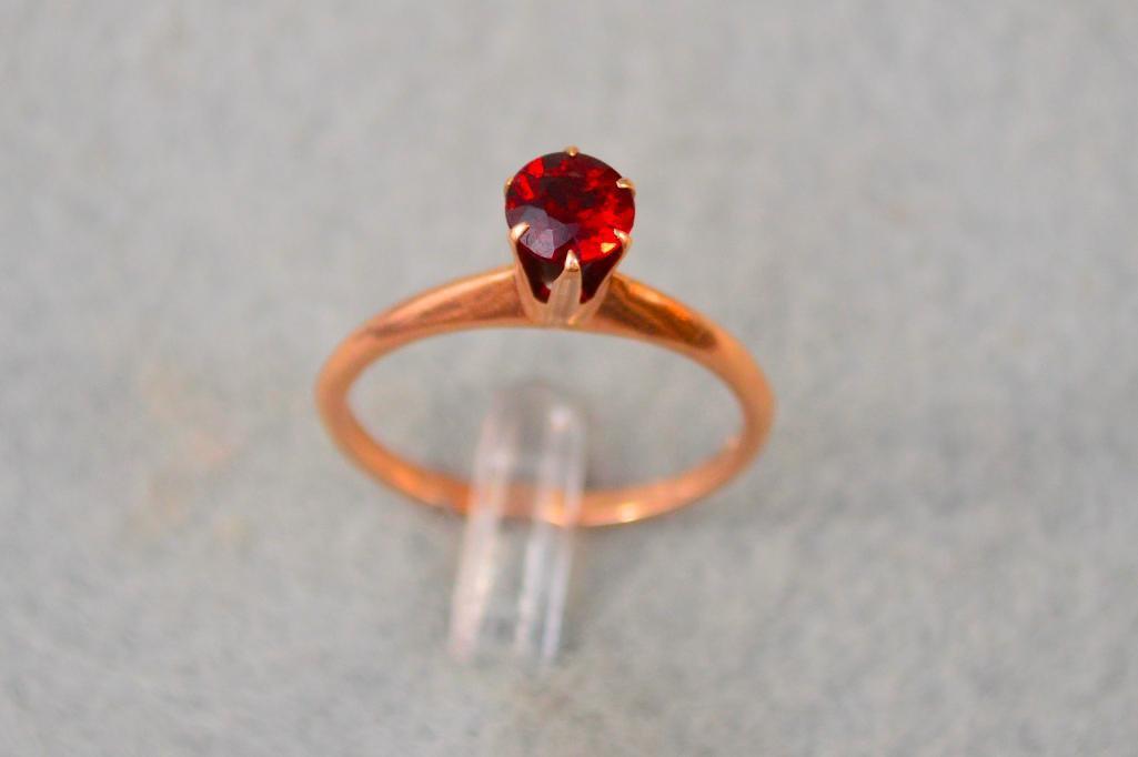 10k Gold Ladies Solitaire Ring W. Garnet