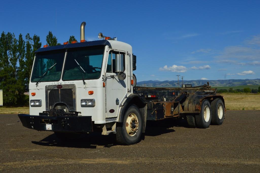 2004 Peterbuilt Model 320 3-Axle Rail/Roll-Off Truck