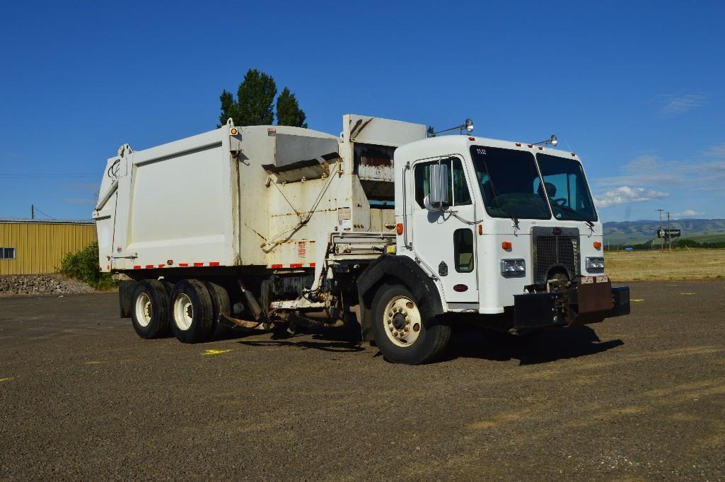 2004 Peterbilt 320 3-Axle Refuse Collection Truck