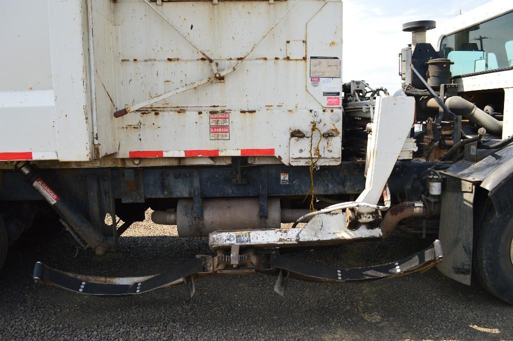 2004 Peterbilt 320 3-Axle Refuse Collection Truck