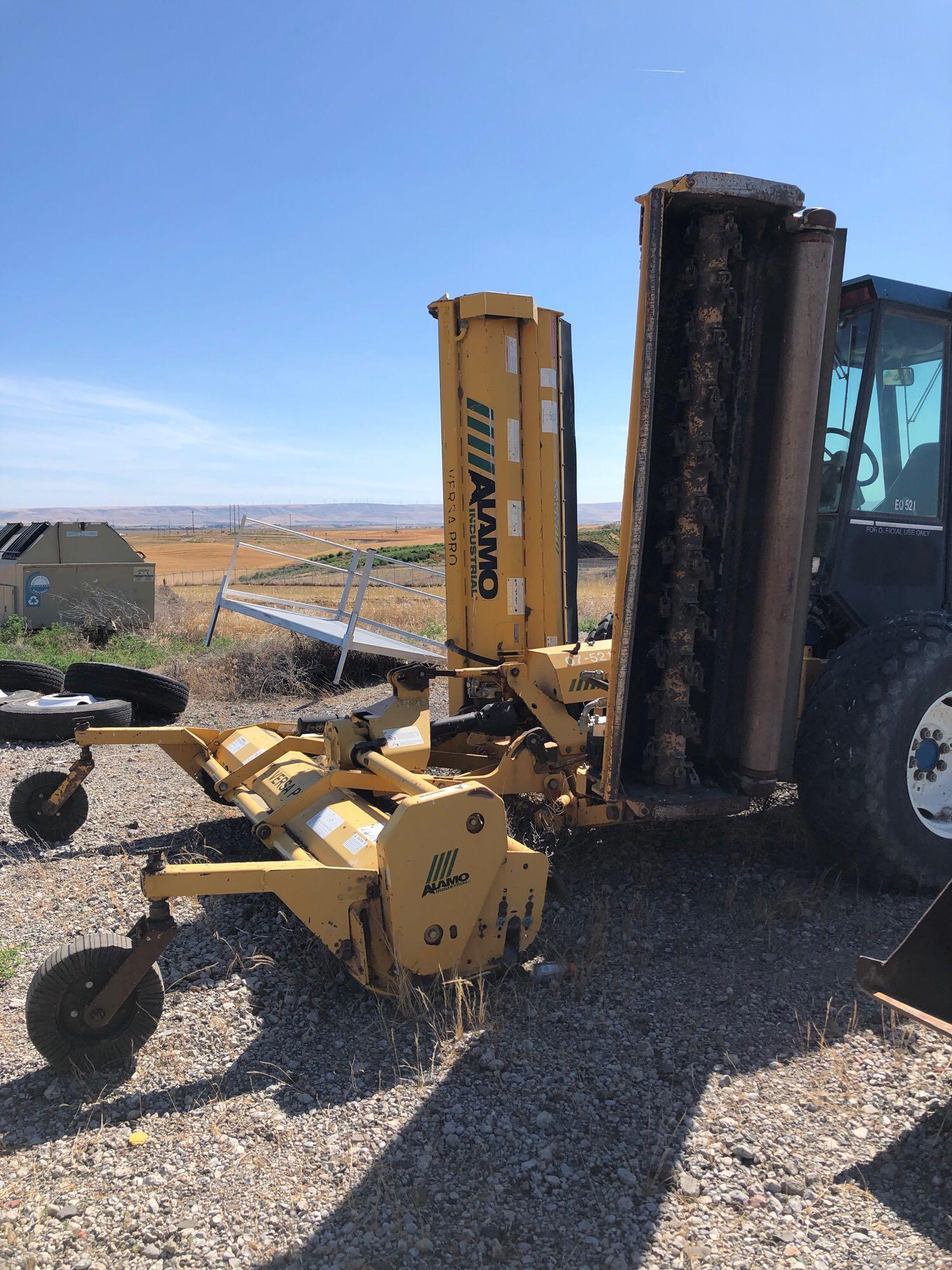 New Holland 9030 Versatile Bidirectional Tractor (ENGINE FIRE), Loader, & Wing Up Flail Mower