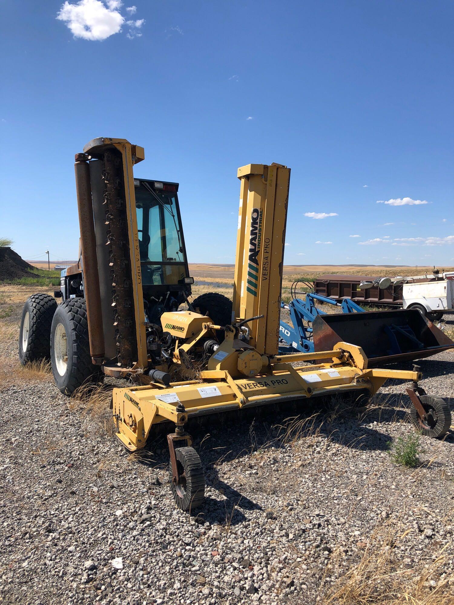 New Holland 9030 Versatile Bidirectional Tractor (ENGINE FIRE), Loader, & Wing Up Flail Mower