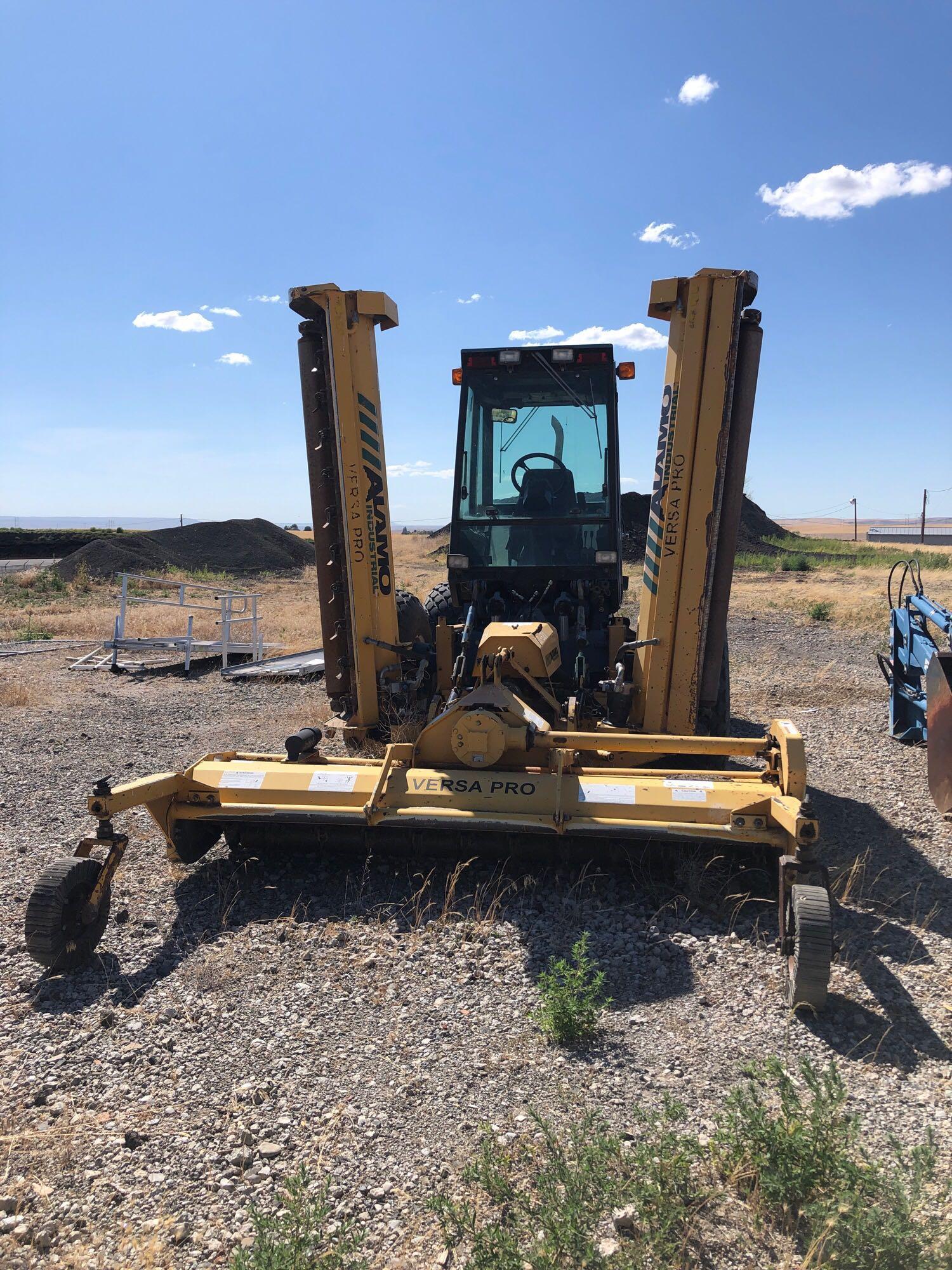 New Holland 9030 Versatile Bidirectional Tractor (ENGINE FIRE), Loader, & Wing Up Flail Mower