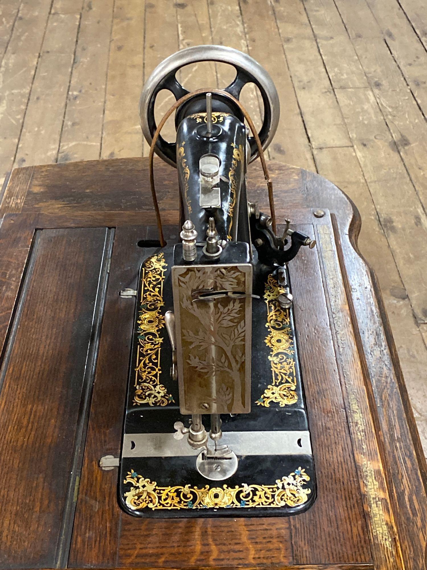 Roberts Treadle Sewing Machine w/Table