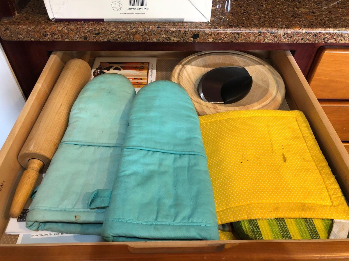 Oven Mitts, Hot Pad & Rolling Pin