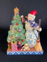 Jim Shore Heartwood Creek "Make Your Corner Merry," Snowman Trimming Tree Figurine w/ Box