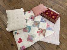 Assortment of quilts/ blankets & throw pillows -see photo's-