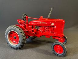 McCormick Farmall special edition 1152 & McCormick-Deering tractor spreader