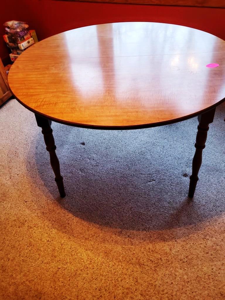 Round expandable table