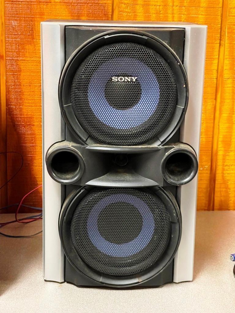 Sony bookshelf stereo with detached speakers