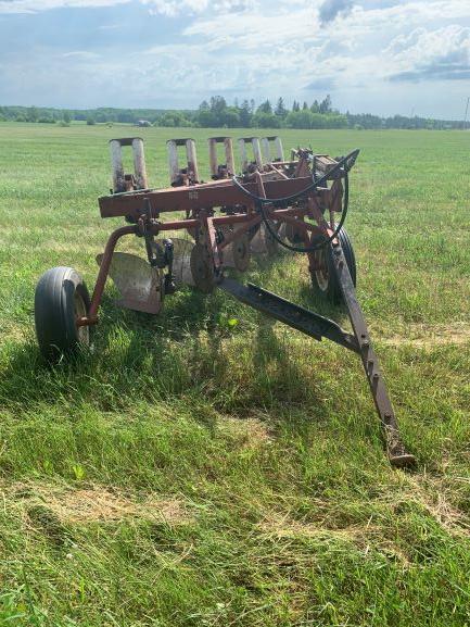 IH 700 5 Bottom Auto Reset Plow